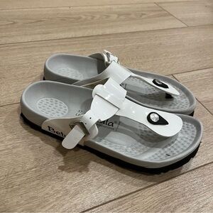 Betula Birkenstock White Thong Patent Leather Buckle Sandal Women’s Size 37/US 6